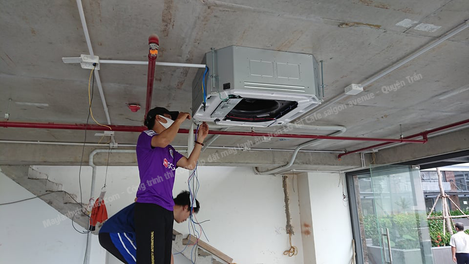 10-Cong-trinh-thi-cong-lap-dat-may-lanh-am-tran-LG-tai-Cafe-saigon-avenue-Quyen-Tran.png